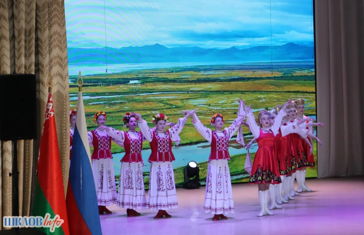 В Шклове состоялся праздничный концерт ко Дню единения народов Беларуси и России