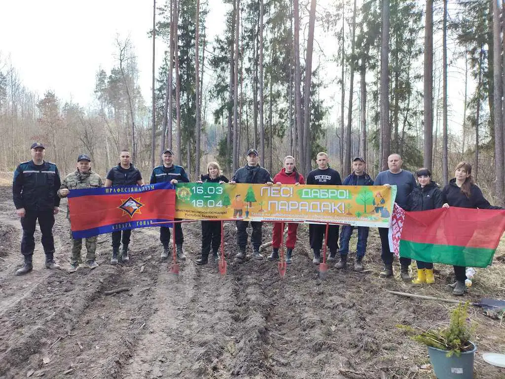Работники Шкловского РОЧС приняли участие в акции «Лес! Дабро! Парадак!»