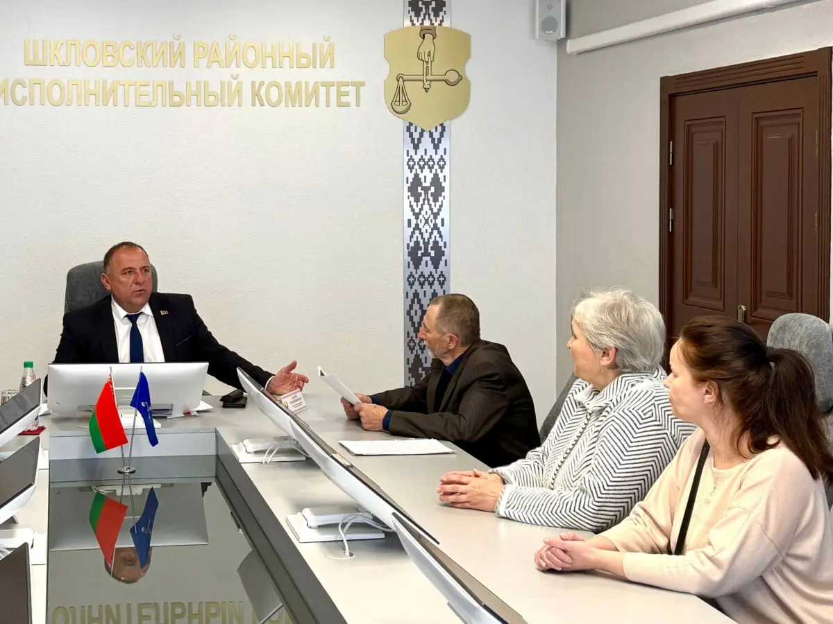 Личный прием граждан провел председатель Шкловского райисполкома Сергей Бартош