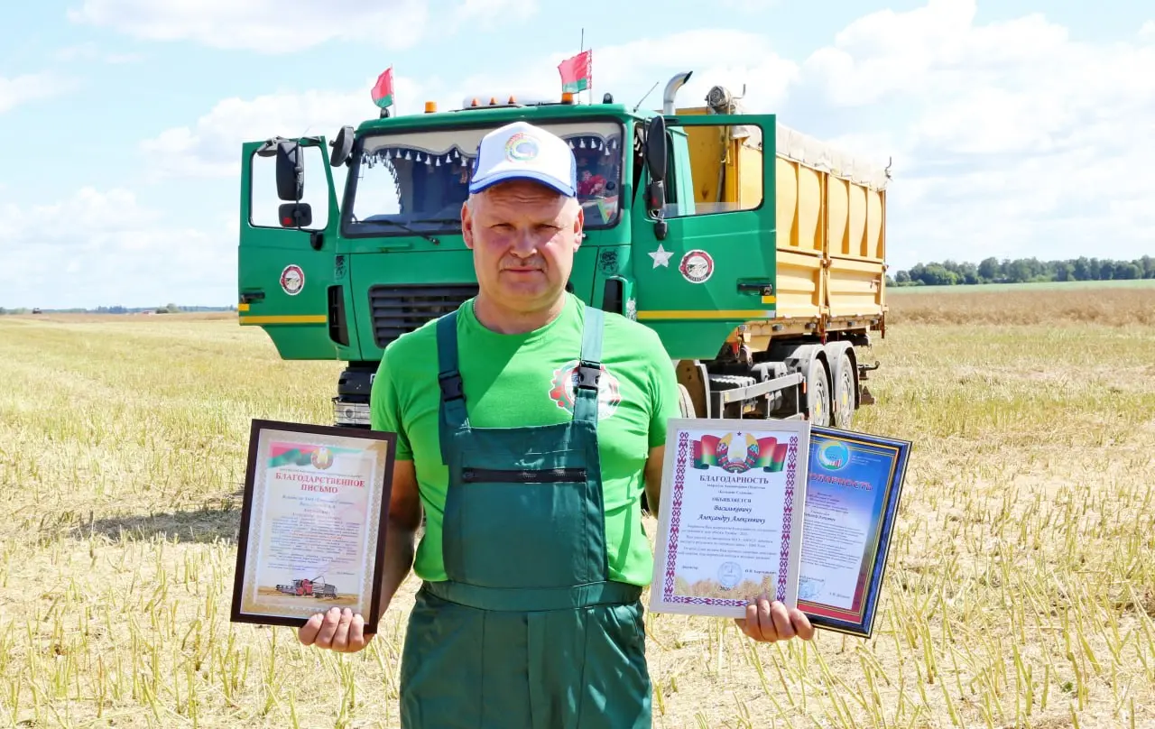 В Шкловском районе – еще один тысячник на перевозке зерна