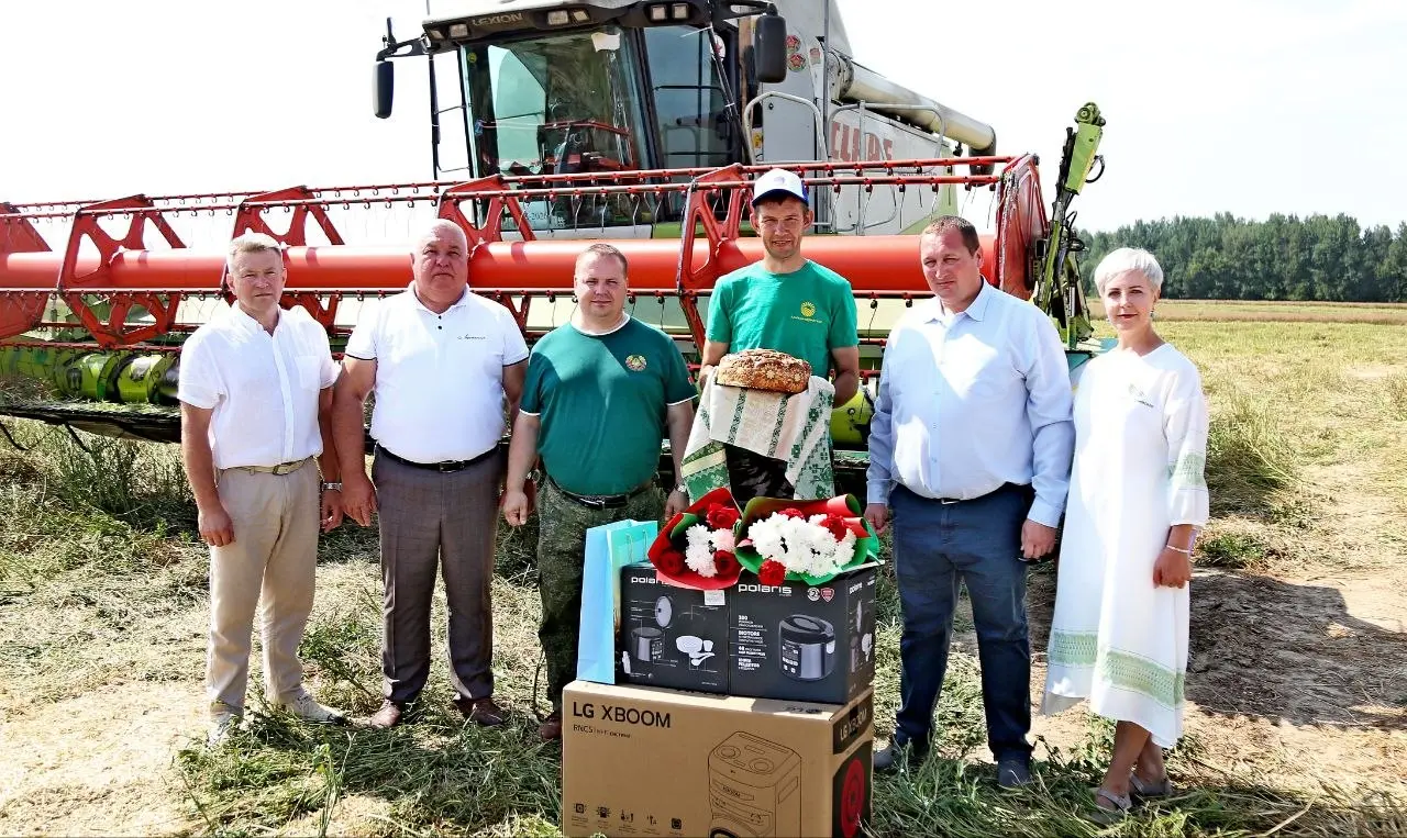 В Шкловском районе продолжают чествовать тысячников на уборке урожая