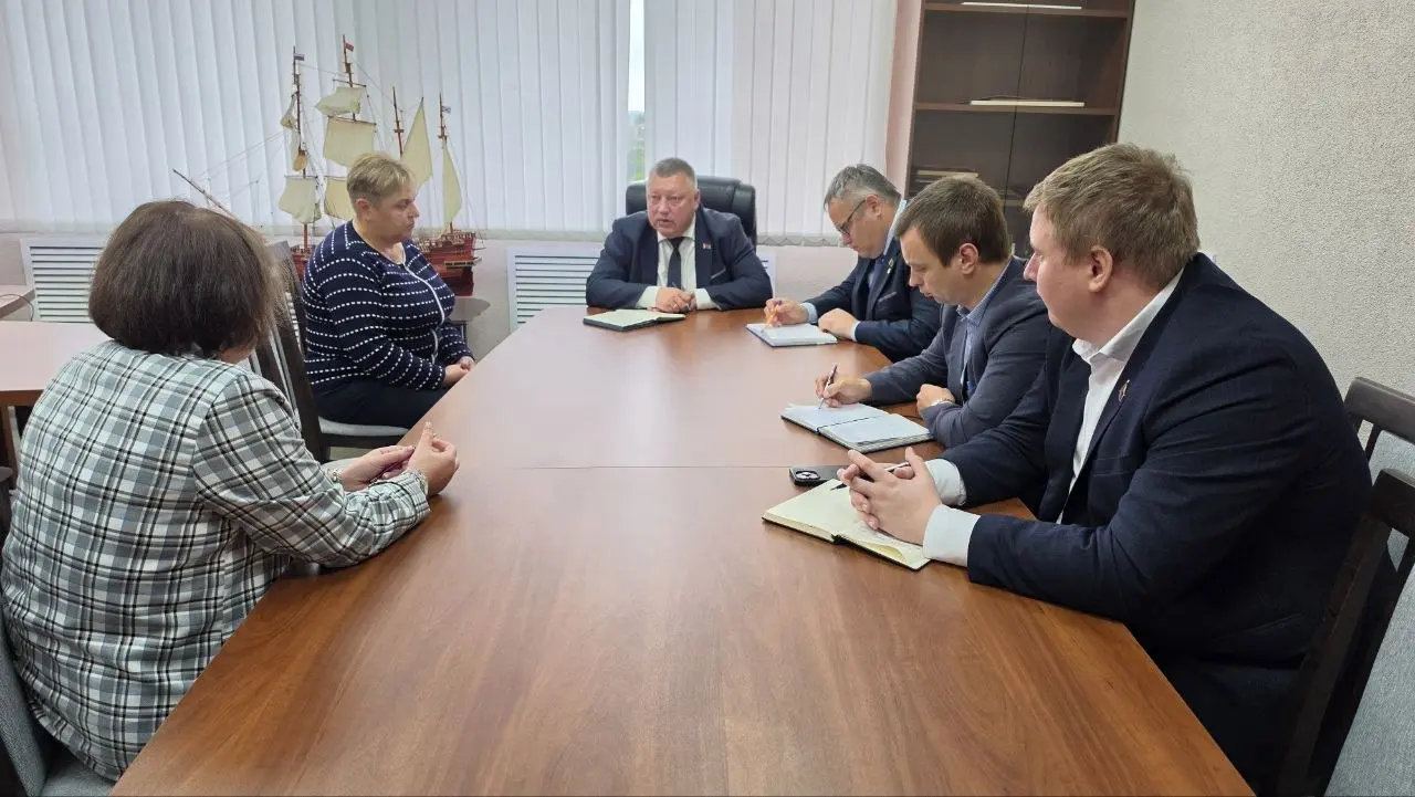 Представители депутатского корпуса провели личный прием граждан в Шклове